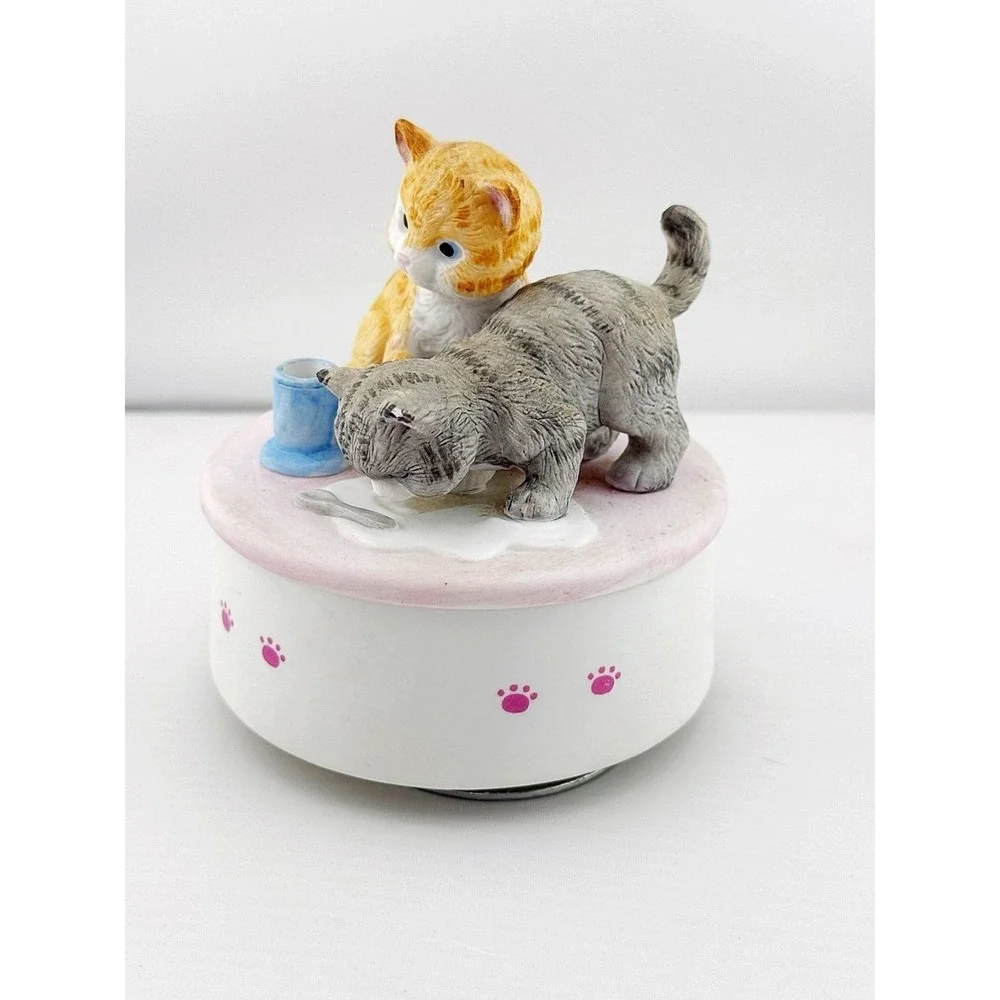 Vintage 1990's cats music box. Plays song a few of my favorite things.